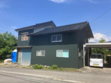 魚津市の外壁板金工事　猫ちゃんの出入り口も完備！